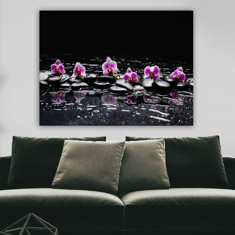 Canvas taulu 70x100 cm - Rivi violetteja orkideoita mustilla kivillä heijastuen vedessä - Violetti / Musta - Sisustustuotteet - Taulu & taide - Canvas-taulu