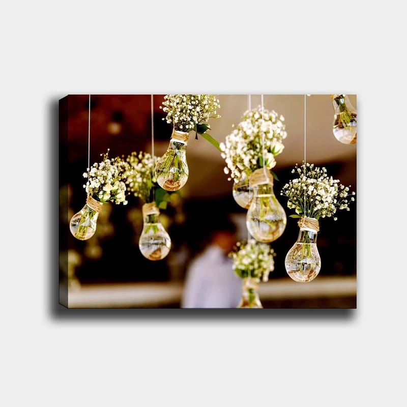 Canvas taulu 70x100 cm - Roikkuvat kukkalamput luovat romanttisen ja luovan tunnelman, Vihreä / Valkoinen / Ruskea