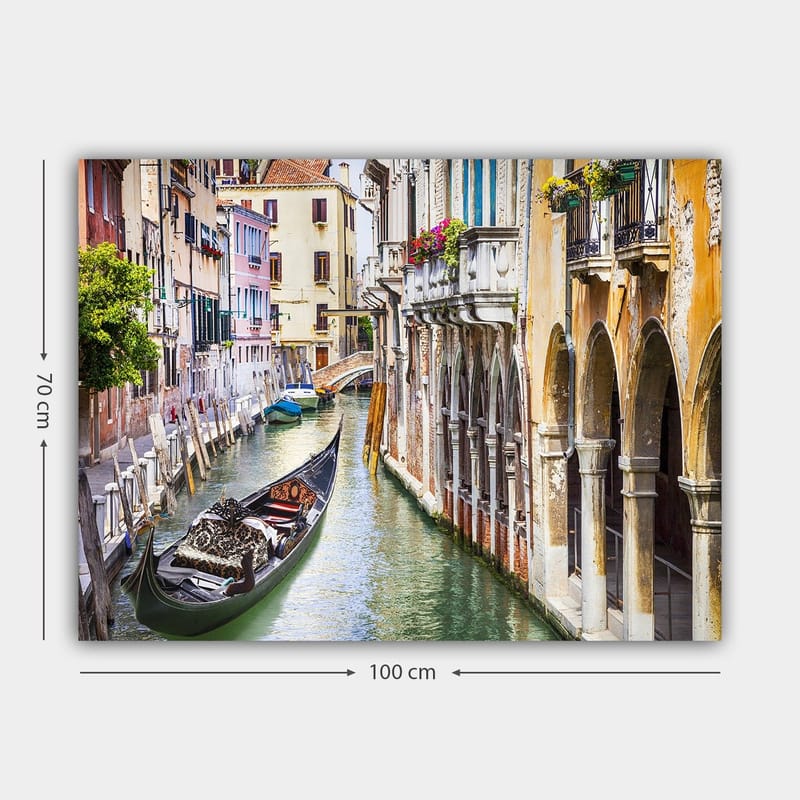 Canvas taulu 70x100 cm - Romanttinen kanava Venetsiassa, gondoli liukuu värikkäiden rakennusten välissä - Vihreä / Beige / Sininen - Sisustustuotteet - Taulu & taide - Canvas-taulu
