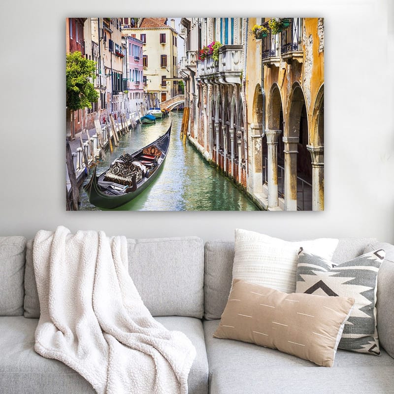 Canvas taulu 70x100 cm - Romanttinen kanava Venetsiassa, gondoli liukuu värikkäiden rakennusten välissä - Vihreä / Beige / Sininen - Sisustustuotteet - Taulu & taide - Canvas-taulu