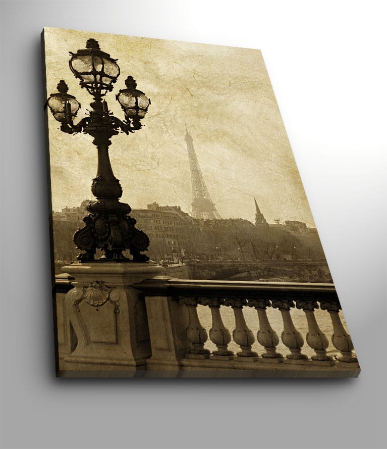 Canvas taulu 70x100 cm - Romanttinen näkymä Eiffel-tornista Pariisissa elegantin katuvalon kera etualalla, Tummanruskea / Beige