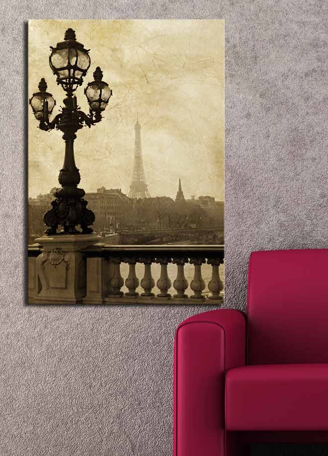 Canvas taulu 70x100 cm - Romanttinen näkymä Eiffel-tornista Pariisissa elegantin katuvalon kera etualalla - Tummanruskea / Beige - Sisustustuotteet - Taulu & taide - Canvas-taulu