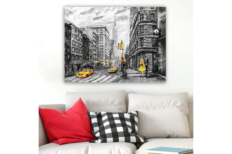Canvas taulu 70x100 cm - Romanttinen näkymä pariskunnasta kävelemässä vilkkaalla kadulla New Yorkissa klassisten rakennusten ja keltaisten taksien ympäröimänä - Keltainen / Musta / Harmaa - Sisustustuotteet - Taulu & taide - Canvas-taulu