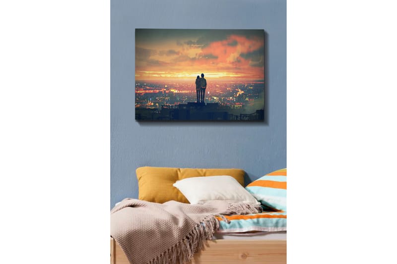 Canvas taulu 70x100 cm - Romanttinen siluetti pariskunnasta seisoo yhdessä ihailemassa auringonlaskua kaupungin yllä - Oranssi / Sininen / Musta - Sisustustuotteet - Taulu & taide - Canvas-taulu