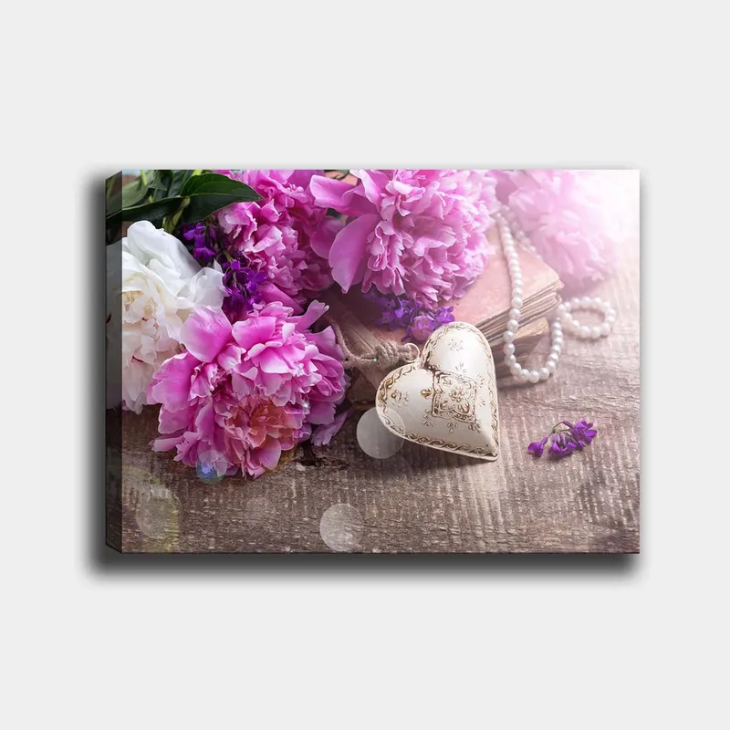 Canvas taulu 70x100 cm - Romanttinen sommitelma vaaleanpunaisilla pioneilla ja koristeellisella sydämellä, Vaaleanpunainen / Valkoinen / Violetti