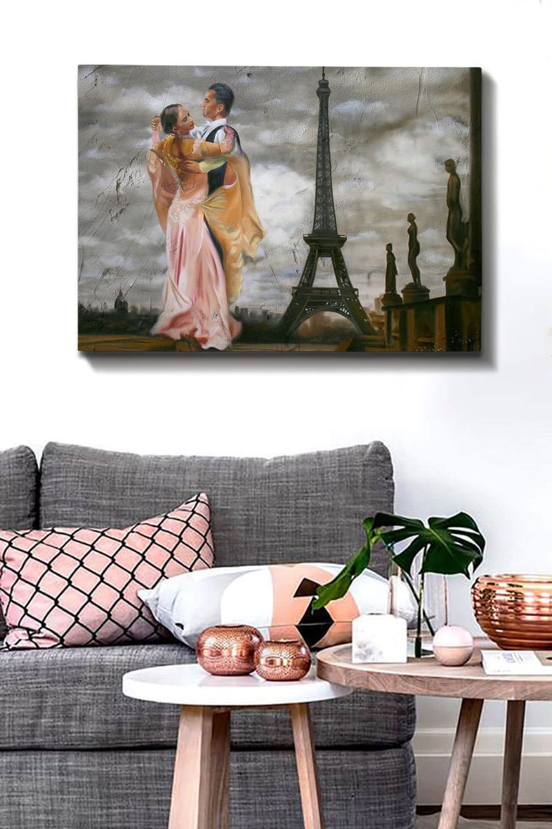 Canvas taulu 70x100 cm - Romanttinen tanssi pariskunnan välillä Eiffel-tornin edessä Pariisissa - Vaaleanpunainen / Musta / Beige - Sisustustuotteet - Taulu & taide - Canvas-taulu