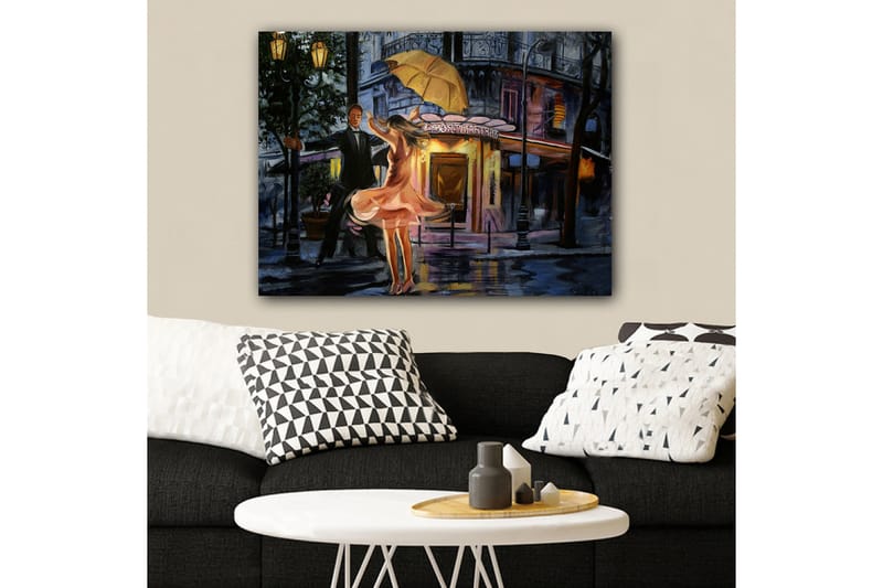 Canvas taulu 70x100 cm - Romanttinen pari tanssii sateenvarjon alla sateessa, Vaaleanpunainen / Musta / Keltainen