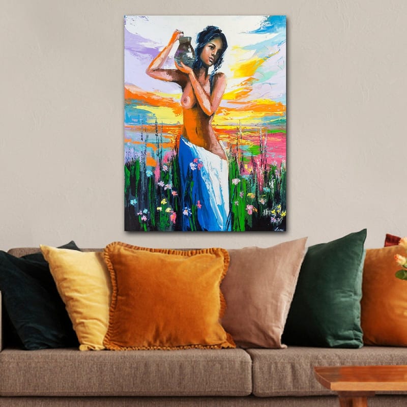 Canvas taulu 70x100 cm - Ruukkua kantava nainen, kukkien ja värikkään taivaan ympäröimänä auringonlaskussa - Oranssi / Sininen / Vihreä - Sisustustuotteet - Taulu & taide - Canvas-taulu