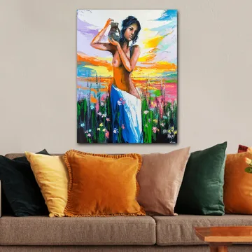 Canvas taulu 70x100 cm - Ruukkua kantava nainen, kukkien ja värikkään taivaan ympäröimänä auringonlaskussa - Oranssi / Sininen / Vihreä - Sisustustuotteet - Taulu & taide - Canvas-taulu