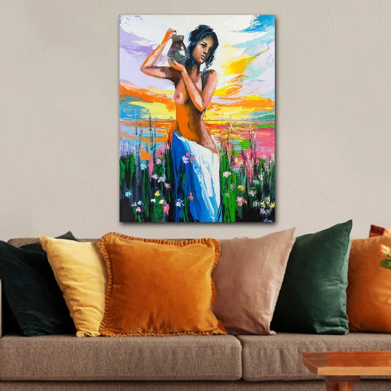 Canvas taulu 70x100 cm - Ruukkua kantava nainen, kukkien ja värikkään taivaan ympäröimänä auringonlaskussa - Oranssi / Sininen / Vihreä - Sisustustuotteet - Taulu & taide - Canvas-taulu