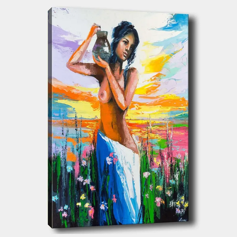 Canvas taulu 70x100 cm - Ruukkua kantava nainen, kukkien ja värikkään taivaan ympäröimänä auringonlaskussa, Oranssi / Sininen / Vihreä