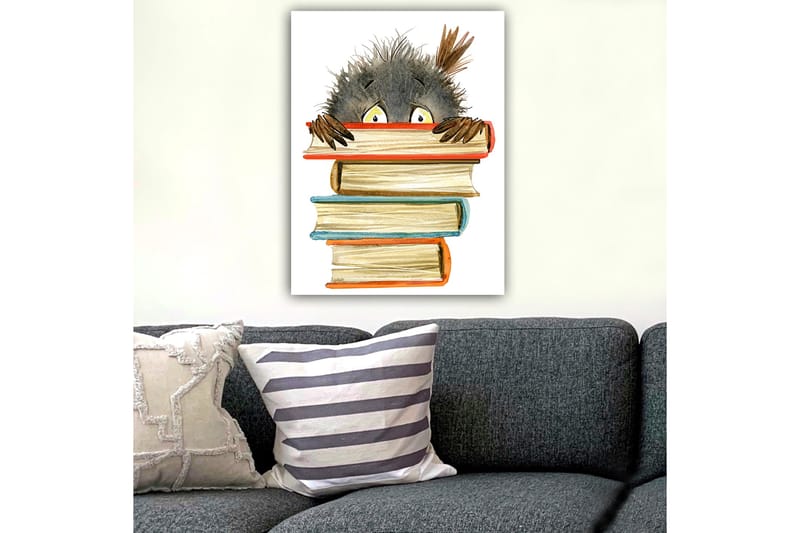 Canvas taulu 70x100 cm - Söpö, utelias hahmo kurkistaa kirjapinon takaa - Musta / Beige / Oranssi - Sisustustuotteet - Taulu & taide - Canvas-taulu