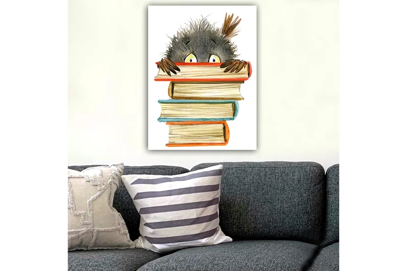 Canvas taulu 70x100 cm - Söpö, utelias hahmo kurkistaa kirjapinon takaa - Musta / Beige / Oranssi - Sisustustuotteet - Taulu & taide - Canvas-taulu