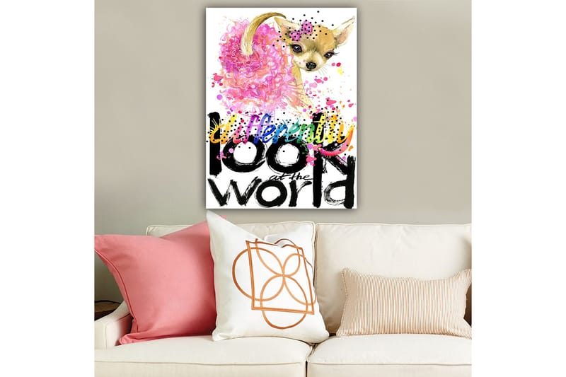 Canvas taulu 70x100 cm - Söpö chihuahua vaaleanpunaisella kukalla ja värikkäillä yksityiskohdilla - Vaaleanpunainen / Musta / Beige - Sisustustuotteet - Taulu & taide - Canvas-taulu