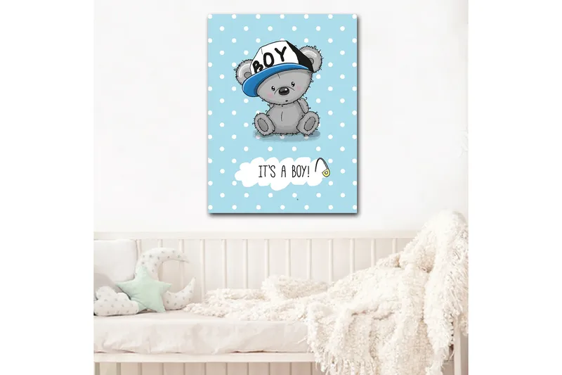 Canvas taulu 70x100 cm - Söpö harmaa karhu sinisellä lakilla istumassa vaaleansinisellä taustalla, jossa on valkoisia pilkkuja, Sininen / Harmaa