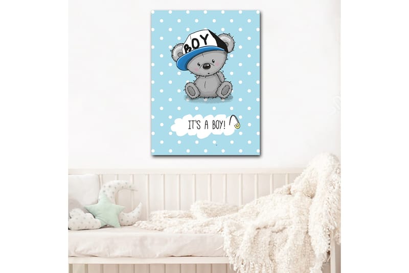 Canvas taulu 70x100 cm - Söpö harmaa karhu sinisellä lakilla istumassa vaaleansinisellä taustalla, jossa on valkoisia pilkkuja, Sininen / Harmaa