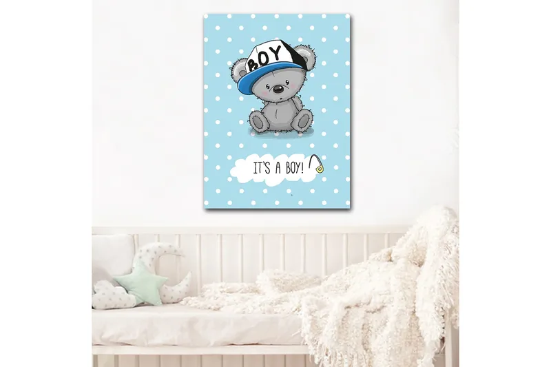 Canvas taulu 70x100 cm - Söpö harmaa karhu sinisellä lakilla istumassa vaaleansinisellä taustalla, jossa on valkoisia pilkkuja, Sininen / Harmaa