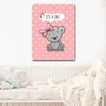 Canvas taulu 70x100 cm - Söpö harmaa karhu vaaleanpunaisella rusetilla istumassa pilkullisella taustalla, yläpuolella teksti IT'S A GIRL! - Harmaa / Vaaleanpunainen - Sisustustuotteet - Taulu & taide - Canvas-taulu