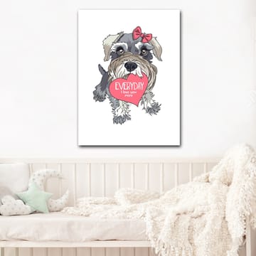 Canvas taulu 70x100 cm - Söpö koira pitelee sydäntä ja tekstiä EVERYDAY I love you more - Harmaa / Vaaleanpunainen / Valkoinen - Sisustustuotteet - Taulu & taide - Canvas-taulu