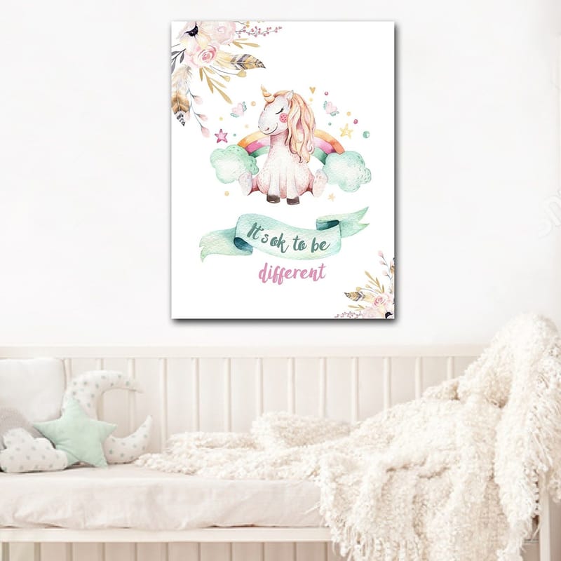 Canvas taulu 70x100 cm - Söpö yksisarvinen istuu pilvien päällä sateenkaaren taustalla - Vaaleanpunainen / Mintunvihreä / Vaaleankeltainen - Sisustustuotteet - Taulu & taide - Canvas-taulu