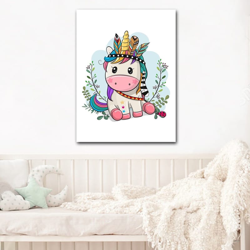 Canvas taulu 70x100 cm - Söpö yksisarvinen värikkäällä harjalla ja höyhenillä koristeena, Vaaleanpunainen / Violetti / Vihreä