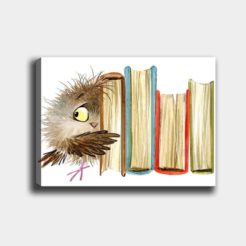 Canvas taulu 70x100 cm - Söpö pöllö kurkistaa kirjojen takaa, Ruskea / Keltainen / Punainen
