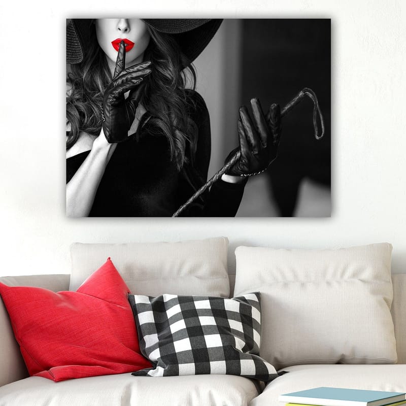 Canvas taulu 70x100 cm - Salaperäinen nainen punaisella huulipunalla pitäen sormea huulillaan vihjailevassa asennossa - Punainen / Musta - Sisustustuotteet - Taulu & taide - Canvas-taulu