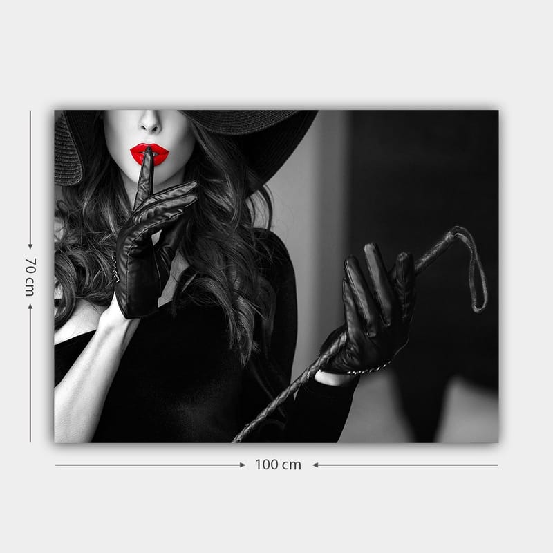 Canvas taulu 70x100 cm - Salaperäinen nainen punaisella huulipunalla pitäen sormea huulillaan vihjailevassa asennossa - Punainen / Musta - Sisustustuotteet - Taulu & taide - Canvas-taulu