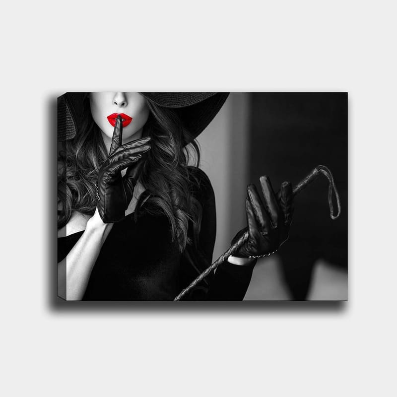 Canvas taulu 70x100 cm - Salaperäinen nainen punaisella huulipunalla pitäen sormea huulillaan vihjailevassa asennossa, Punainen / Musta