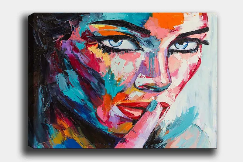 Canvas taulu 70x100 cm - Salaperäisen näköinen nainen pitää sormea huulillaan hiljaisessa eleessä, Sininen / Punainen / Oranssi