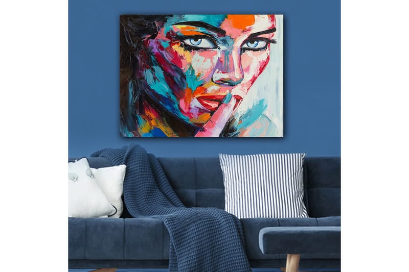 Canvas taulu 70x100 cm - Salaperäisen näköinen nainen pitää sormea huulillaan hiljaisessa eleessä - Sininen / Punainen / Oranssi - Sisustustuotteet - Taulu & taide - Canvas-taulu