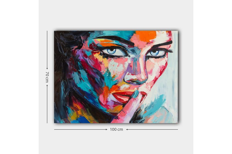 Canvas taulu 70x100 cm - Salaperäisen näköinen nainen pitää sormea huulillaan hiljaisessa eleessä - Sininen / Punainen / Oranssi - Sisustustuotteet - Taulu & taide - Canvas-taulu