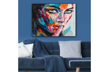 Canvas taulu 70x100 cm - Salaperäisen näköinen nainen pitää sormea huulillaan hiljaisessa eleessä - Sininen / Punainen / Oranssi - Sisustustuotteet - Taulu & taide - Canvas-taulu