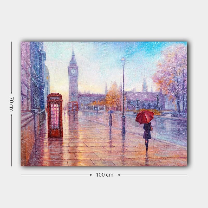 Canvas taulu 70x100 cm - Sateinen kaupunkikuva punaisella puhelinkopilla ja punaisen sateenvarjon omaava henkilö kävelee märällä kadulla - Punainen / Sininen / Oranssi - Sisustustuotteet - Taulu & taide - Canvas-taulu