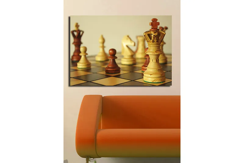 Canvas taulu 70x100 cm - Shakkilauta, jossa puiset nappulat ovat keskipisteenä ja kuningatar seisoo näkyvästi - Vaaleanruskea / Tummanruskea / Beige - Sisustustuotteet - Taulu & taide - Canvas-taulu