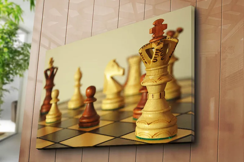 Canvas taulu 70x100 cm - Shakkilauta, jossa puiset nappulat ovat keskipisteenä ja kuningatar seisoo näkyvästi - Vaaleanruskea / Tummanruskea / Beige - Sisustustuotteet - Taulu & taide - Canvas-taulu