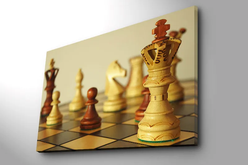 Canvas taulu 70x100 cm - Shakkilauta, jossa puiset nappulat ovat keskipisteenä ja kuningatar seisoo näkyvästi - Vaaleanruskea / Tummanruskea / Beige - Sisustustuotteet - Taulu & taide - Canvas-taulu