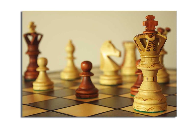 Canvas taulu 70x100 cm - Shakkilauta, jossa puiset nappulat ovat keskipisteenä ja kuningatar seisoo näkyvästi, Vaaleanruskea / Tummanruskea / Beige