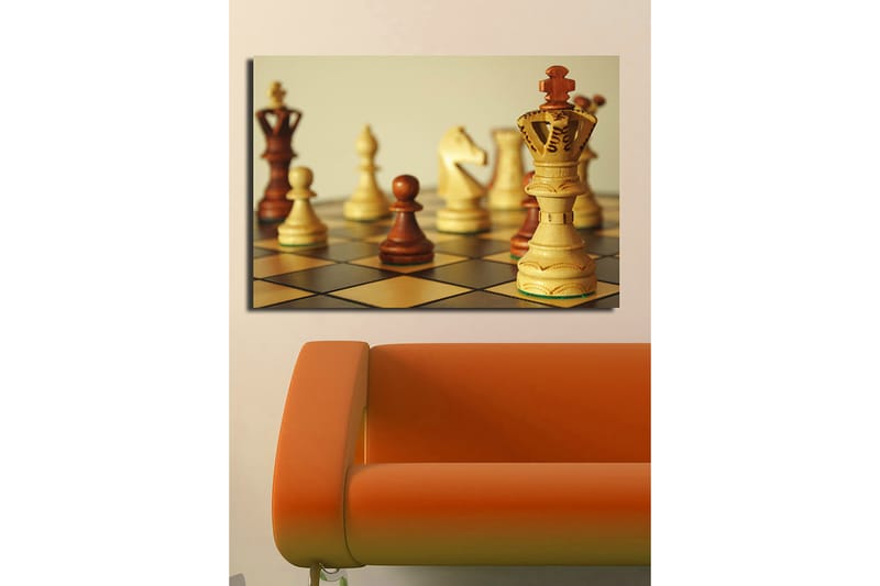 Canvas taulu 70x100 cm - Shakkilauta, jossa puiset nappulat ovat keskipisteenä ja kuningatar seisoo näkyvästi - Vaaleanruskea / Tummanruskea / Beige - Sisustustuotteet - Taulu & taide - Canvas-taulu