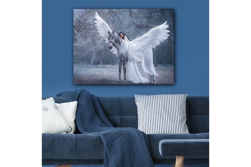 Canvas taulu 70x100 cm - Siivekäs nainen syleilee harmaata hevosta, jolla on suuret valkoiset siivet - Valkoinen / Harmaa / Vaaleansininen - Sisustustuotteet - Taulu & taide - Canvas-taulu