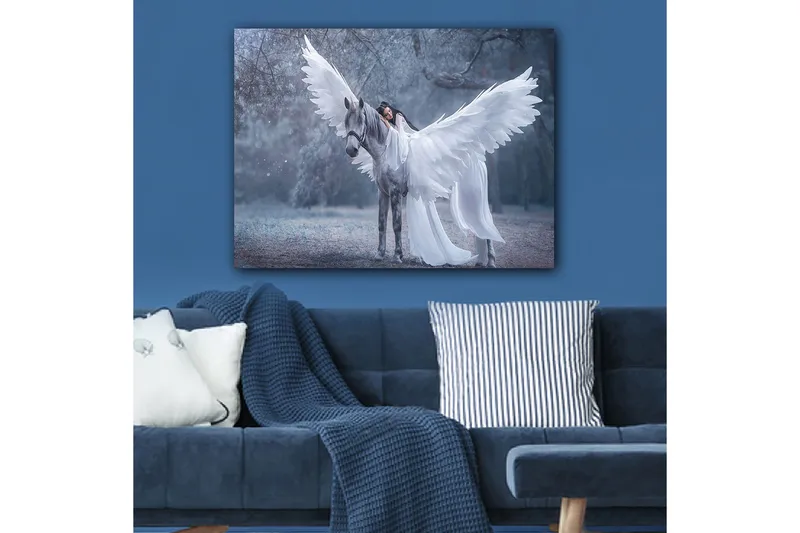 Canvas taulu 70x100 cm - Siivekäs nainen syleilee harmaata hevosta, jolla on suuret valkoiset siivet - Valkoinen / Harmaa / Vaaleansininen - Sisustustuotteet - Taulu & taide - Canvas-taulu