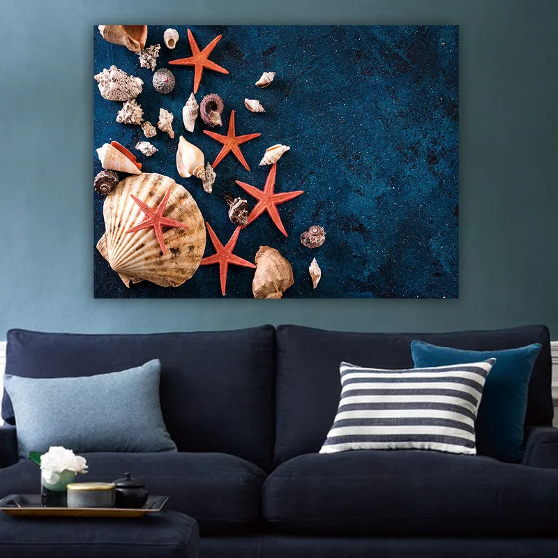 Canvas taulu 70x100 cm - Simpukankuoria ja meritähtiä syvänsinisellä pinnalla - Syvän sininen / Punainen / Beige - Sisustustuotteet - Taulu & taide - Canvas-taulu
