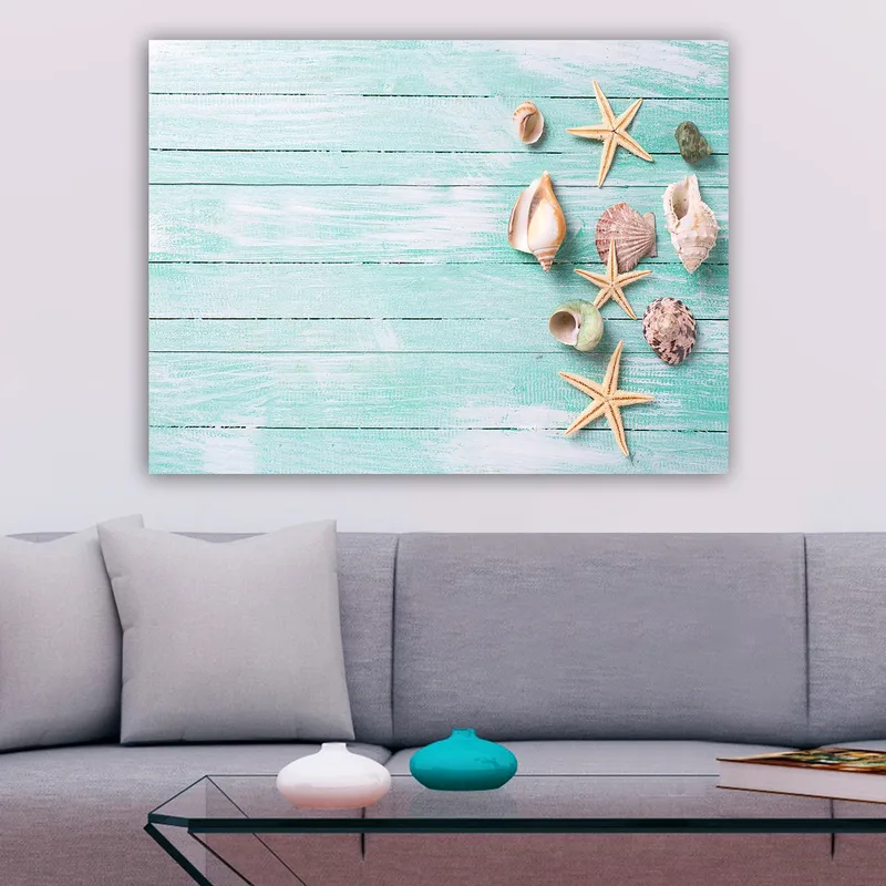 Canvas taulu 70x100 cm - Simpukankuoria ja meritähtiä vaaleansinisellä puupinnalla - Vaaleansininen / Beige / Vihreä - Sisustustuotteet - Taulu & taide - Canvas-taulu