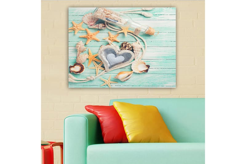 Canvas taulu 70x100 cm - Simpukankuoria ja tähtiä puupinnalla, keskipisteenä pullo ja sydämenmuotoinen esine - Vaaleansininen / Beige / Oranssi - Sisustustuotteet - Taulu & taide - Canvas-taulu