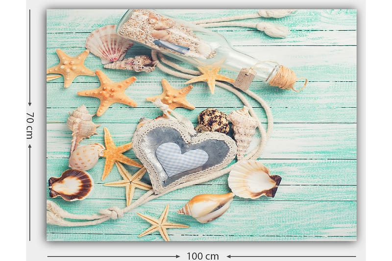 Canvas taulu 70x100 cm - Simpukankuoria ja tähtiä puupinnalla, keskipisteenä pullo ja sydämenmuotoinen esine - Vaaleansininen / Beige / Oranssi - Sisustustuotteet - Taulu & taide - Canvas-taulu