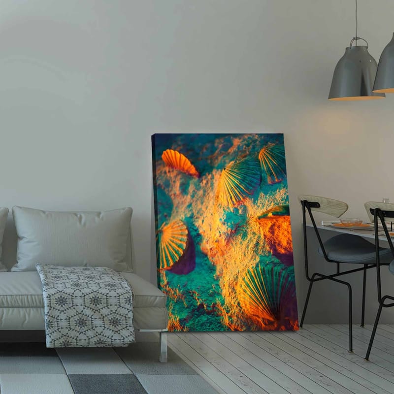 Canvas taulu 70x100 cm - Simpukoiden kuoret hiekalla värikkäällä ja unenomaisella taustalla - Turkoosi / Oranssi / Violetti - Sisustustuotteet - Taulu & taide - Canvas-taulu