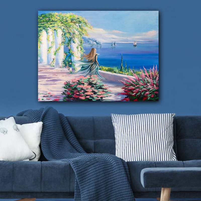 Canvas taulu 70x100 cm - Sinipukuinen nainen seisoo näköalapaikalla meren ja purjeveneiden taustalla - Sininen / Vihreä / Vaaleanpunainen - Sisustustuotteet - Taulu & taide - Canvas-taulu