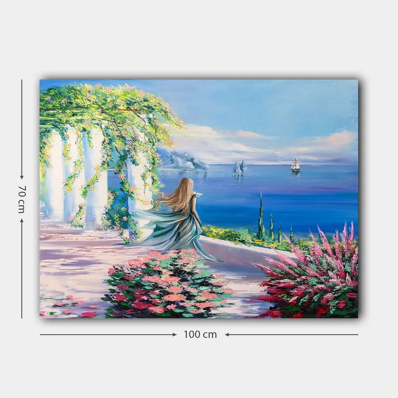 Canvas taulu 70x100 cm - Sinipukuinen nainen seisoo näköalapaikalla meren ja purjeveneiden taustalla - Sininen / Vihreä / Vaaleanpunainen - Sisustustuotteet - Taulu & taide - Canvas-taulu