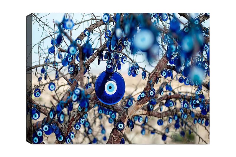 Canvas taulu 70x100 cm - Sinisilmäamuleteilla koristeltu puu, joka symboloi suojelua ja onnea, Tummansininen / Vaaleansininen / Valkoinen