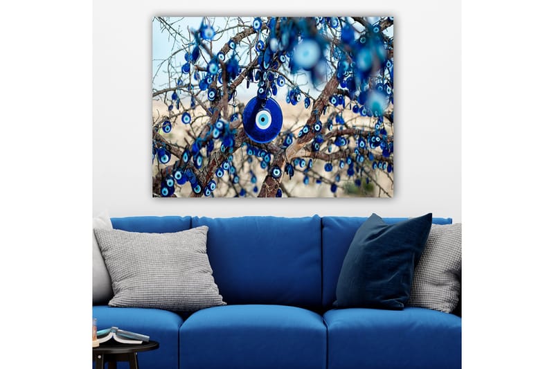Canvas taulu 70x100 cm - Sinisilmäamuleteilla koristeltu puu, joka symboloi suojelua ja onnea - Tummansininen / Vaaleansininen / Valkoinen - Sisustustuotteet - Taulu & taide - Canvas-taulu